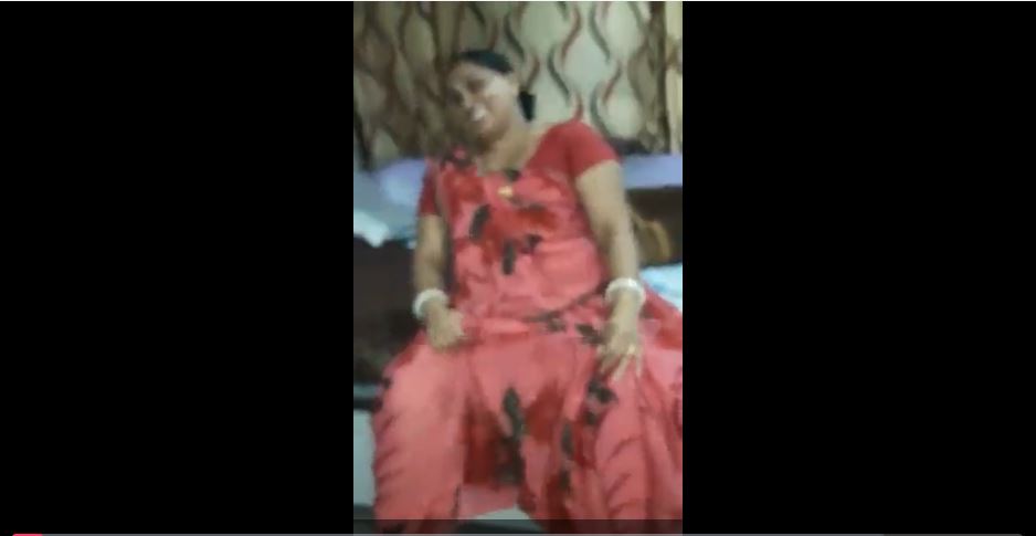 Desi housewife aunty showing big boobs and pussy