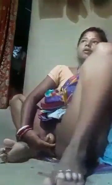 गरीब विवाहितेने पुच्चीत टाकला आलू, गांडीत घुसवला वांगा