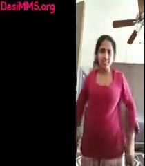 बायको प्रियकराला दाखवत आहे आपले प्रायव्हेट पार्ट्स