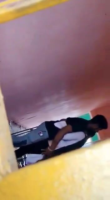 पडक्या इमारतीत कॉलेजवाल्या पोरीला बॉयफ्रेंडसोबत सेक्स करतांना लपून पाहिले