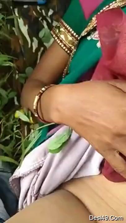 Desi farmer lady fucked by lover in khet