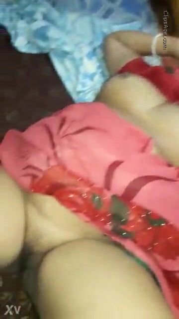 Desi housewife aunty showing big boobs and pussy