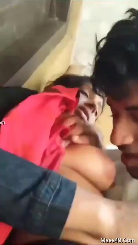 गर्लफ्रेंडचे आंबे आणि अंगूर चोखण्याची मजा