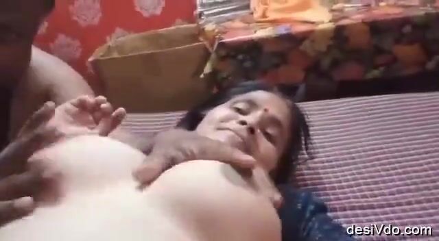 Gujju virar uncle sucking kamwali boobs