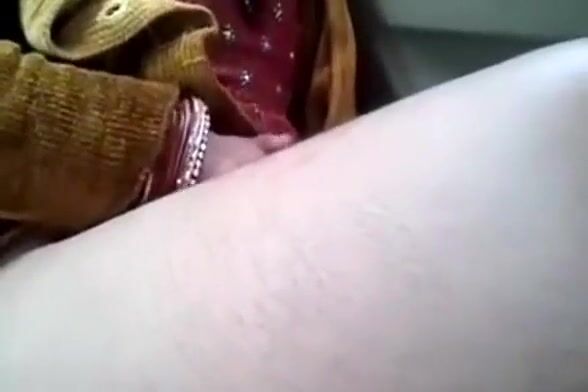 हनिमूनसाठी आलेले जोडपे गाडीत सेक्स करत आहे