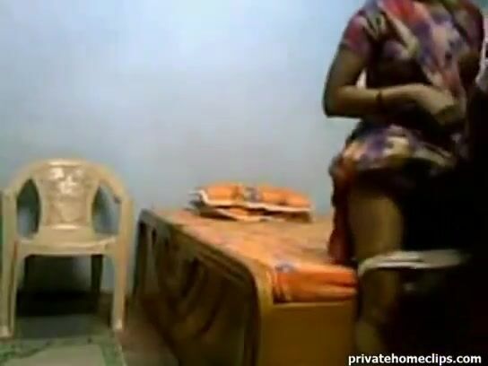 लकी सेल्समनला घरातली एकटी स्त्री झवायला मिळाली