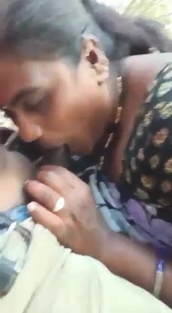 Marathi sexy bhabhi sucks in outdoor environment