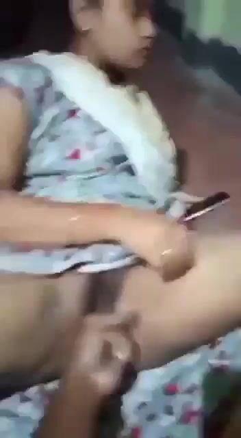 मेहुणीला माझे बोटे तिच्या पुच्चीत घालायला आवडते