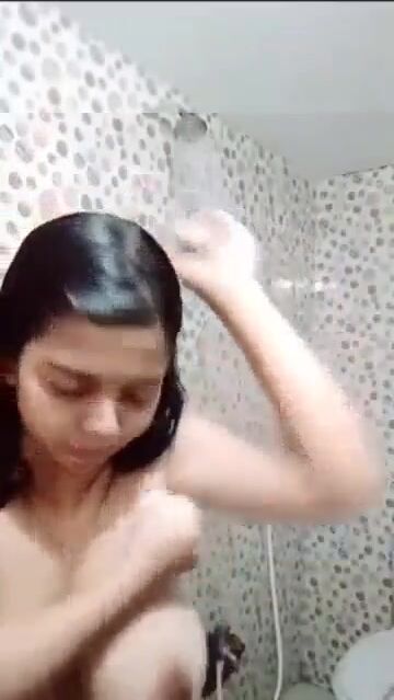 मोठाल्या स्तनांच्या मुलीने बनवला आंघोळ करत असतानाचा व्हिडिओ