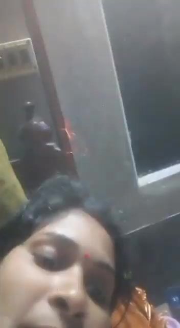विवाहितेने साडी चोळी सोडून दाखवली आपली पुच्ची खोलून