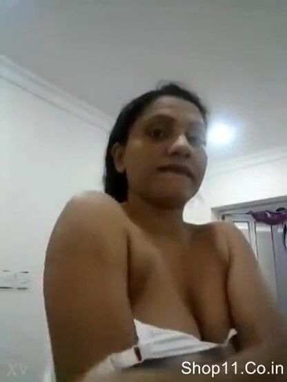 Office bhabhi showing nude body on video call