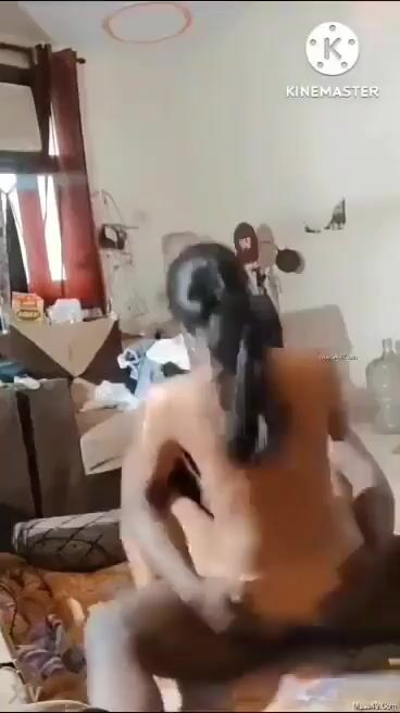प्रियकराच्या कुशीत बसून झवत असलेली प्रेमिका