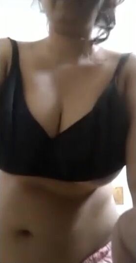 Pune busty bbw lady shows her pussy