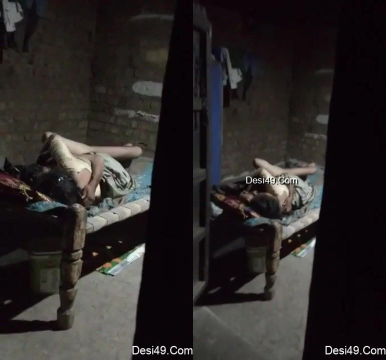 रात्री दरवाजा खुला ठेवून झवत असलेल्या गरीब नवरा-बायकोला बघा