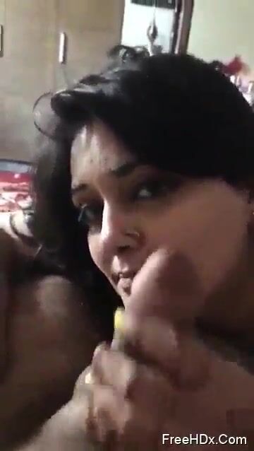 Rich mumbai milf sucks and lover this cock