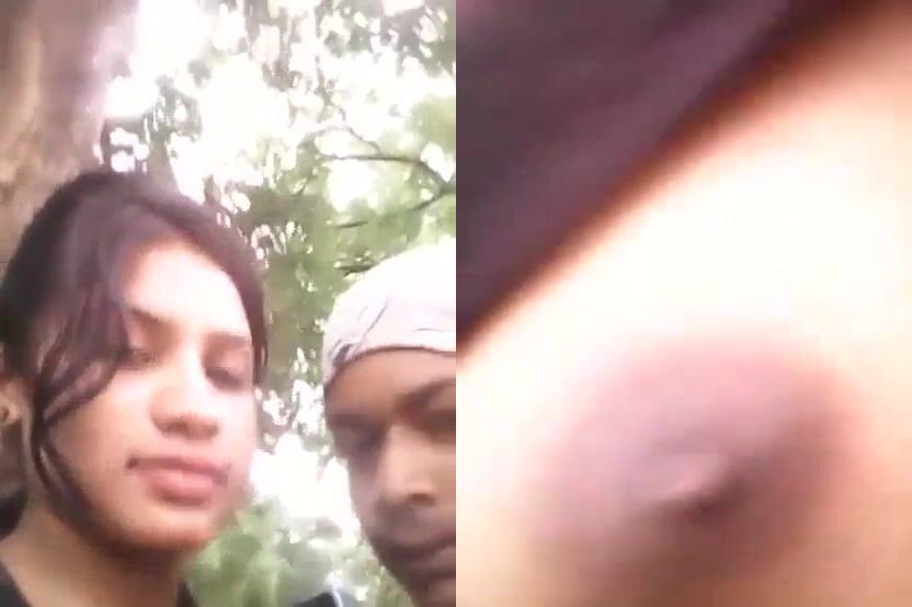 अतिशय सुंदर मुलीचे स्तने बॉयफ्रेंड चोखत आहे