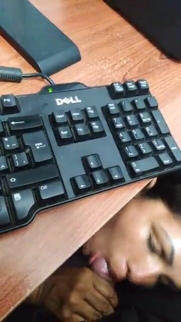 टेबल खालुन लंड चोखला