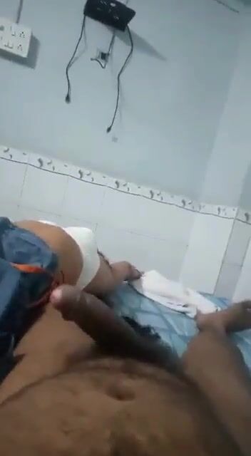 बायकोच्या पुच्चीला पाणी लागत नाही म्हणून रागावला नवरा