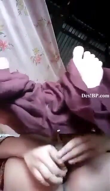 कुवाऱ्या गांडीत केळवांगा टाकायचा प्रयत्न करती मुलगी